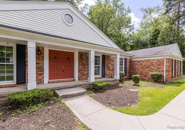 3rd image of 710 Basswood Dr, Rochester Hills, MI 48309 | MLS# 61004795