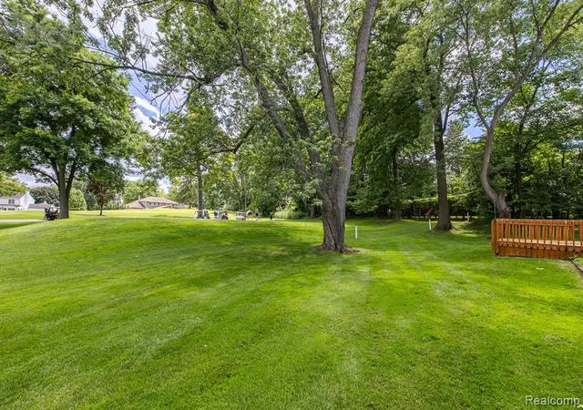 4th image of 710 Basswood Dr, Rochester Hills, MI 48309 | MLS# 61004795