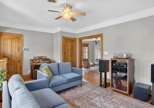 3rd image of 925 Nottingham Rd, Grosse Pointe Park, MI 48230 | MLS# 60987659