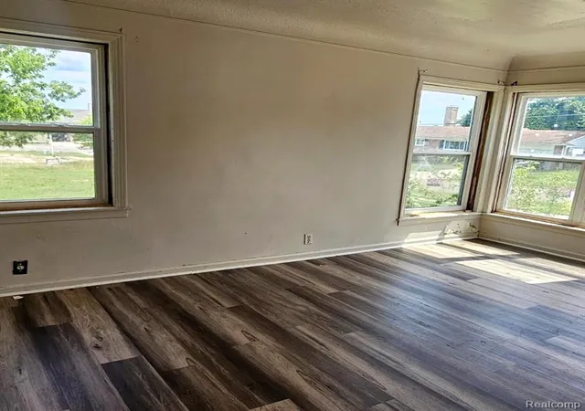 Photo 2 of Single family home for sale at 629 Spencer St, Flint, MI 48505 4285 | MLS# 61025782 | Listing updated on 2026-09-10