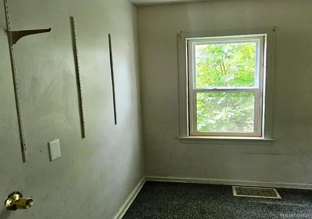 Photo 4 of Single family home for sale at 629 Spencer St, Flint, MI 48505 4285 | MLS# 61025782 | Listing updated on 2026-09-10
