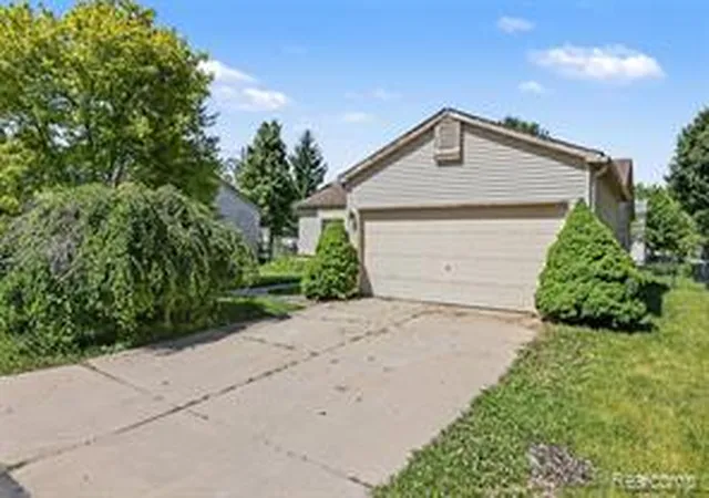 Photo 3 of Sale Pending at 1754 Tulip Ln, Westland, MI 48186 8633 | MLS# 61007080 | Listing updated on 2026-08-29