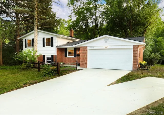 3rd image of 24095 Farmington Rd, Farmington, MI 48336 2327 | MLS# 61023560