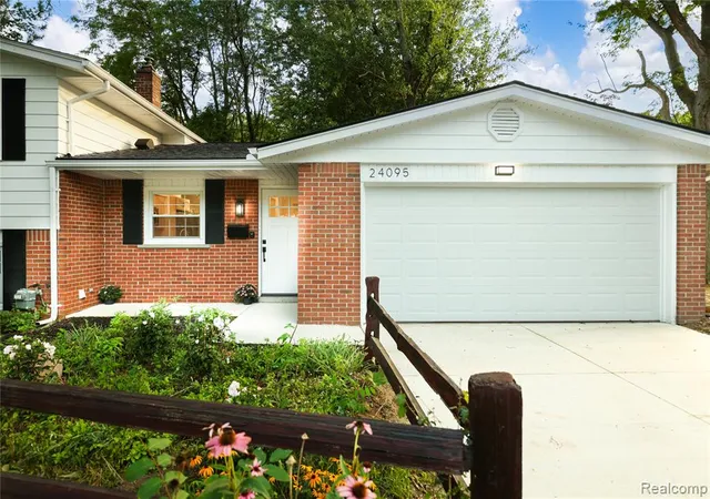 4th image of 24095 Farmington Rd, Farmington, MI 48336 2327 | MLS# 61023560