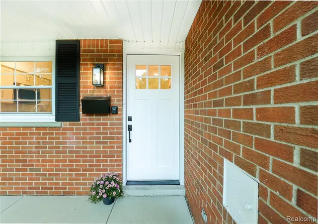 5th image of 24095 Farmington Rd, Farmington, MI 48336 2327 | MLS# 61023560