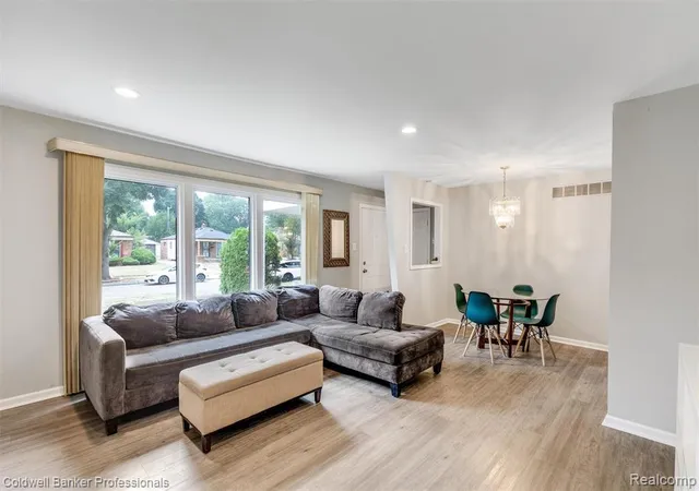 Photo 3 of Sale Pending at 21381 Kipling St, Oak Park, MI 48237 | MLS# 61022951 | Listing updated on 2026-08-31