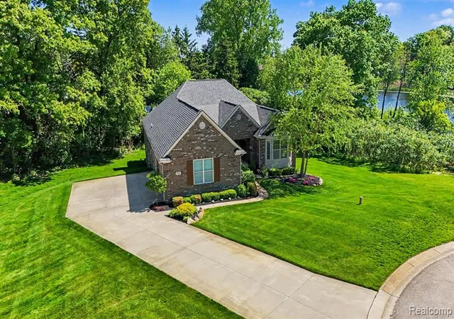 Homes for sale in Oxford, MI | 788 Fish Lake Ct, Oxford, MI 48371 | MLS# 60998489