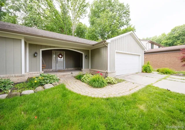 Homes for sale in Riverview, MI | 17680 Fox Glen Dr, Riverview, MI 48193 | MLS# 61002500