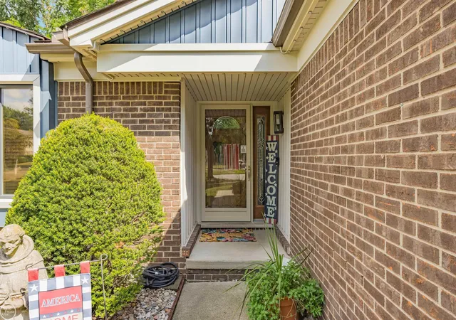Photo 4 of Single family home for sale at 40142 Capitol Dr, Sterling Heights, MI 48313 | MLS# 50219993 | Listing updated on 2026-10-03
