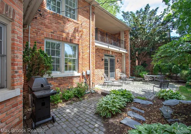 Homes for sale in Huntington Woods, MI | 26255 Pembroke Rd, Huntington Woods, MI 48070 | MLS# 61008458