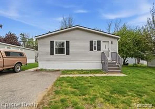 Homes for sale in Oxford, MI | 253 Parker Lake Dr, Oxford, MI 48371 | MLS# 61005119