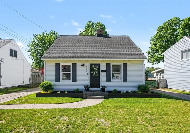1st image of 850 Colrain St, Wyoming, MI 49509 | MLS# 70532408