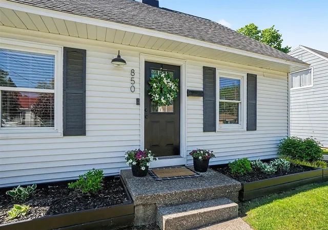2nd image of 850 Colrain St, Wyoming, MI 49509 | MLS# 70532408