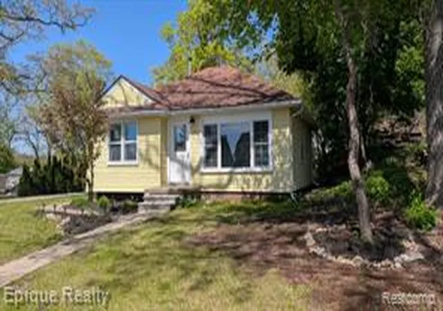 Homes for sale in White Lake, MI | 3605 Jackson Blvd, White Lake, MI 48383 | MLS# 60993813