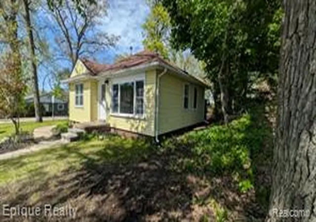 Homes for sale in White Lake, MI | 3605 Jackson Blvd, White Lake, MI 48383 | MLS# 60993813