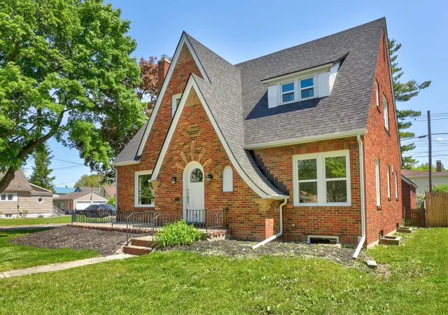 Photo 3 of Sale Pending at 801 S Madison Ave, Bay City, MI 48708 | MLS# 50208616 | Listing updated on 2026-08-17