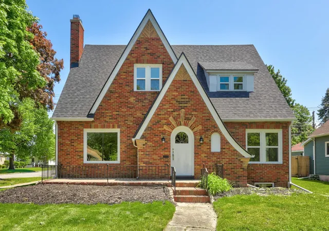 Photo 3 of Sale Pending at 801 S Madison Ave, Bay City, MI 48708 | MLS# 50208616 | Listing updated on 2026-08-17