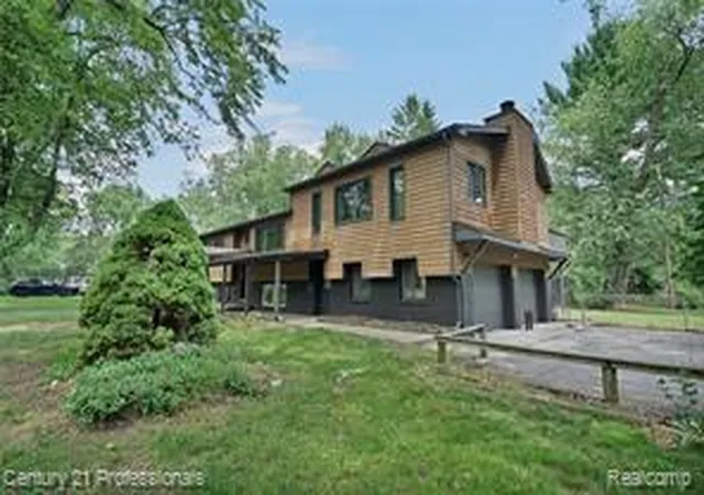 Homes for sale in Commerce Twp, MI | 3099 Chenoa St, Commerce Twp, MI 48382 4104 | MLS# 61007573