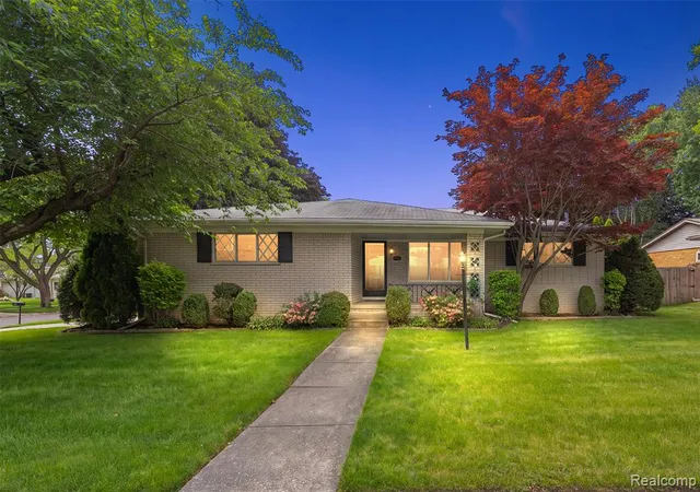 2nd image of 17048 Harbor Hill Dr, Clinton Township, MI 48035 2358 | MLS# 61008064