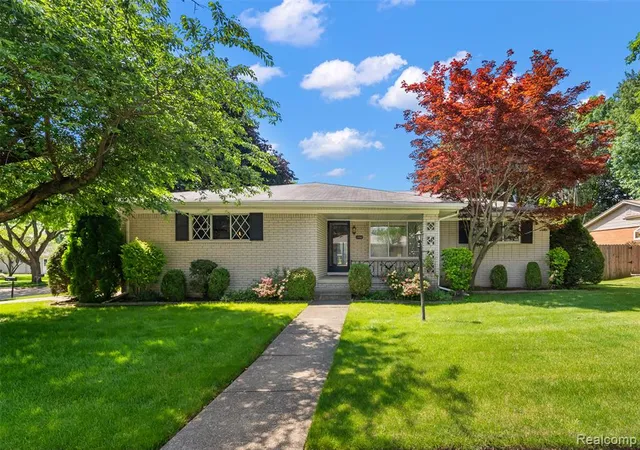 3rd image of 17048 Harbor Hill Dr, Clinton Township, MI 48035 2358 | MLS# 61008064