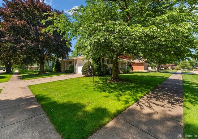 4th image of 17048 Harbor Hill Dr, Clinton Township, MI 48035 2358 | MLS# 61008064