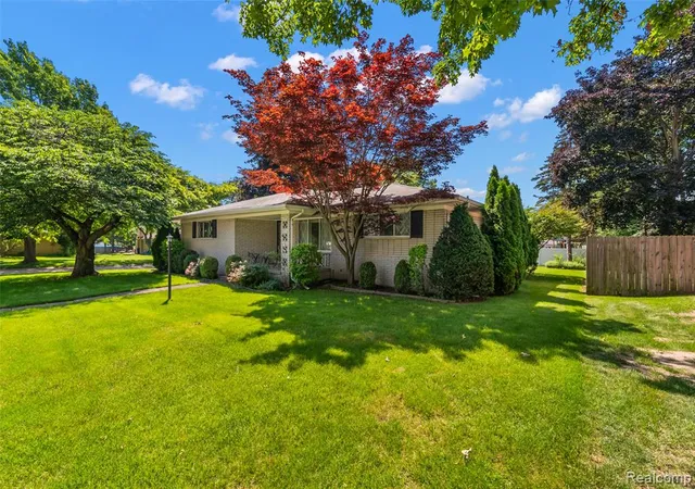5th image of 17048 Harbor Hill Dr, Clinton Township, MI 48035 2358 | MLS# 61008064