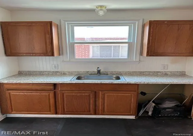 3rd image of 15211 Eastburn St, Detroit, MI 48205 1312 | MLS# 60387808