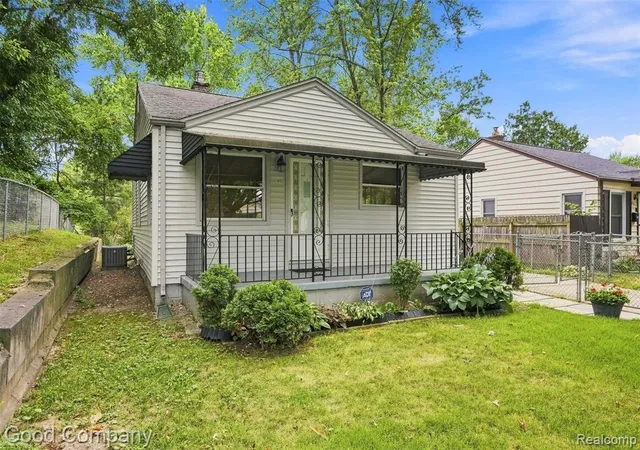 1st image of 137 W Longfellow Ave, Pontiac, MI 48340 | MLS# 61021956