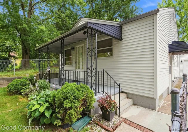 2nd image of 137 W Longfellow Ave, Pontiac, MI 48340 | MLS# 61021956