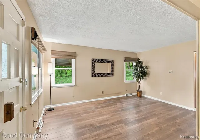 3rd image of 137 W Longfellow Ave, Pontiac, MI 48340 | MLS# 61021956