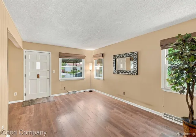 4th image of 137 W Longfellow Ave, Pontiac, MI 48340 | MLS# 61021956