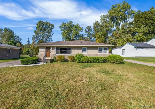 Photo 2 of Sale Pending at 18001 Floral St, Livonia, MI 48152 | MLS# 60941811 | Listing updated on 2025-11-23