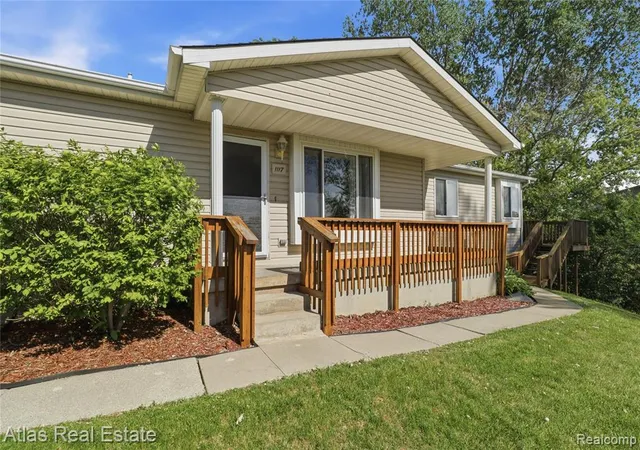 Homes for sale in Grand Blanc, MI | 1117 Lake Shore Cir, Grand Blanc, MI 48439 | MLS# 61002351