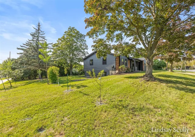 Photo 3 of Sale Pending at 5719 Bentbrook Dr, Kentwood, MI 49508 | MLS# 70553919 | Listing updated on 2026-08-26