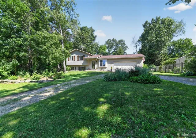 1st image of 554 Bluewater Dr, Holly, MI 48442 | MLS# 61010551