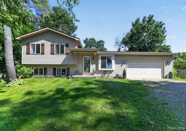 2nd image of 554 Bluewater Dr, Holly, MI 48442 | MLS# 61010551