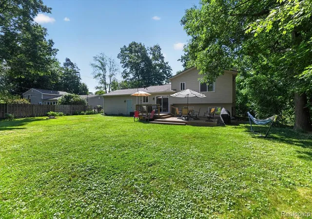 3rd image of 554 Bluewater Dr, Holly, MI 48442 | MLS# 61010551