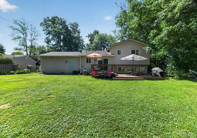 5th image of 554 Bluewater Dr, Holly, MI 48442 | MLS# 61010551