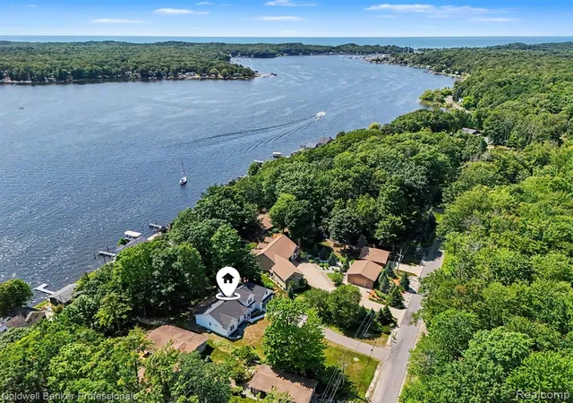 Photo 3 of Single family home for sale at 5253 W Lakeview Dr, Pentwater, MI 49449 9446 | MLS# 61014674 | Listing updated on 2026-09-02