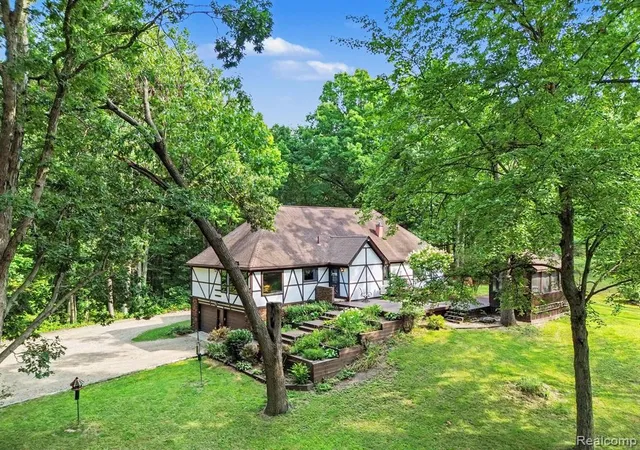 3rd image of 6300 Raddatz Rd, Fowlerville, MI 48836 | MLS# 61022364