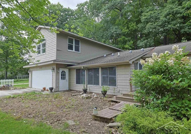 Photo 3 of Single family home for sale at 3840 N Water Rd, Sanford, MI 48657 | MLS# 50219691 | Listing updated on 2026-08-25