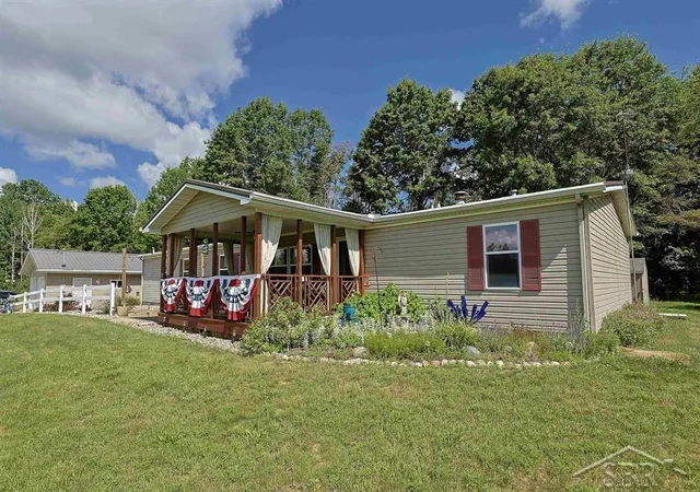 3rd image of 2202 W Huckleberry Rd, Sanford, MI 48657 | MLS# 50212393