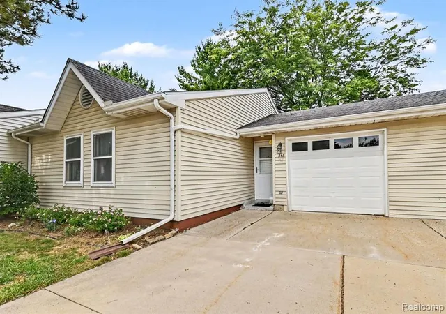 2nd image of 1345 Shire Ct, Howell, MI 48843 8505 | MLS# 61022842