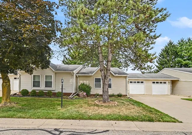 Listing Photo 3 - Condo for sale in building located at 1345 Shire Ct, Howell, MI 48843 8505