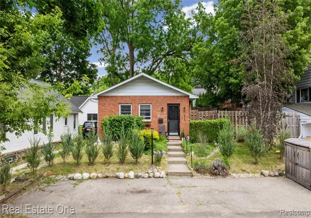 Photo 3 of Single family home for sale at 225 1st Street, Fenton, MI 48430 2783 | MLS# 61001159 | Listing updated on 2026-08-28
