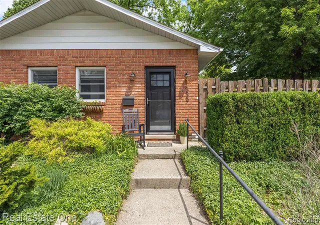 Photo 4 of Single family home for sale at 225 1st Street, Fenton, MI 48430 2783 | MLS# 61001159 | Listing updated on 2026-08-28