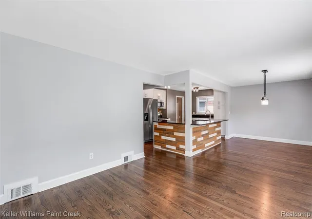 4th image of 706 E Windemere Ave, Royal Oak, MI 48073 | MLS# 61020027