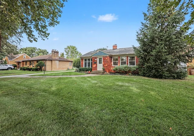 Photo 2 of Sale Pending at 2559 Foster Ave, Grand Rapids, MI 49505 | MLS# 70551256 | Listing updated on 2026-08-23