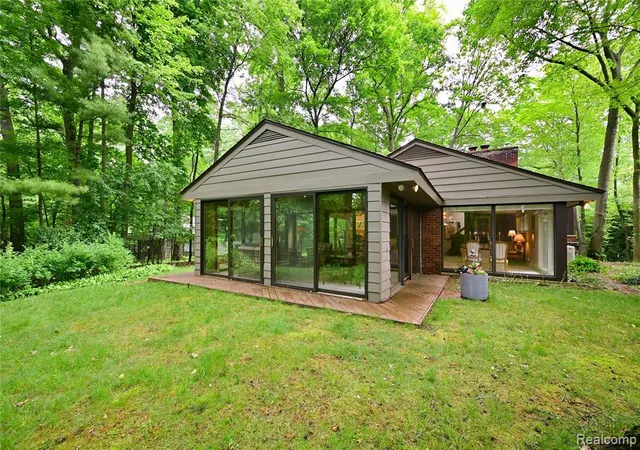 Photo 2 of Single family home for sale at 3310 Dogwood Ct, Bloomfield Hills, MI 48304 2519 | MLS# 61024781 | Listing updated on 2026-09-18