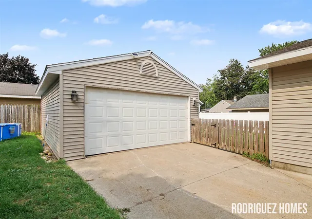 Photo 2 of Sale Pending at 3283 Larue St, Grandville, MI 49418 | MLS# 70552296 | Listing updated on 2026-09-03